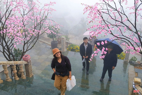 Hàng nghìn người "đội mưa" hành hương về Hương Tích tự