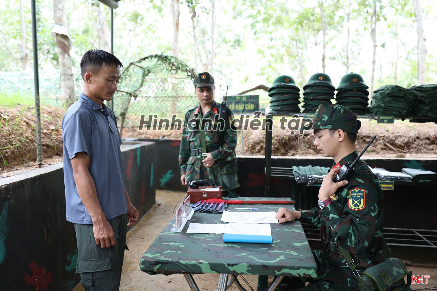 Quân nhân dự bị tiếp nhận quân trang. bqbht_br_a623a0204.jpg