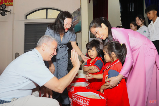 Đại sứ Vương quốc Bỉ trao quà cho học sinh khó khăn Hà Tĩnh