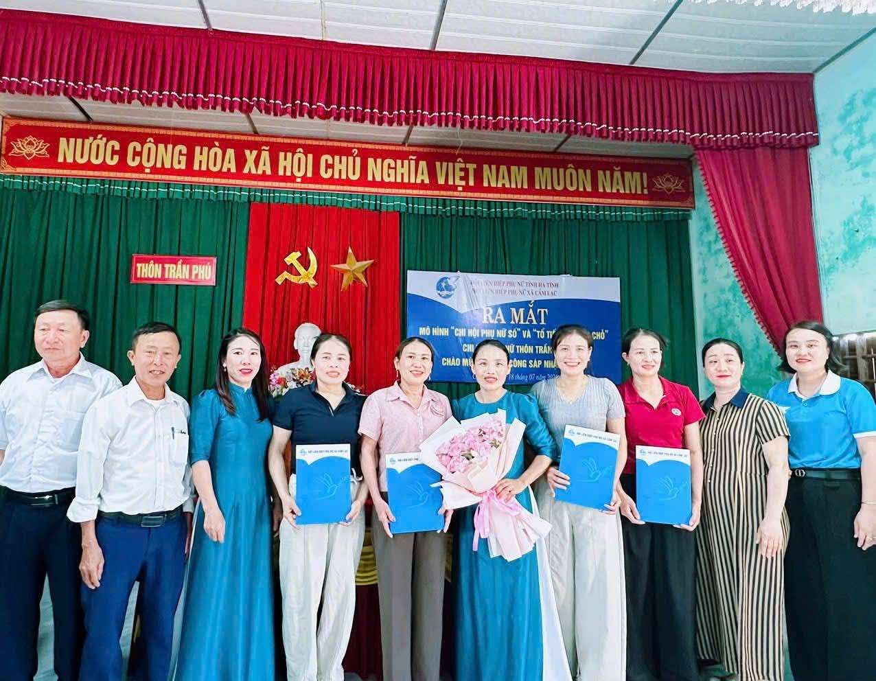 Xã Cẩm Lạc ra mắt mô hình “Chi hội Phụ nữ số” và "Sổ tiết kiệm tại chỗ" tại thôn Trần Phú