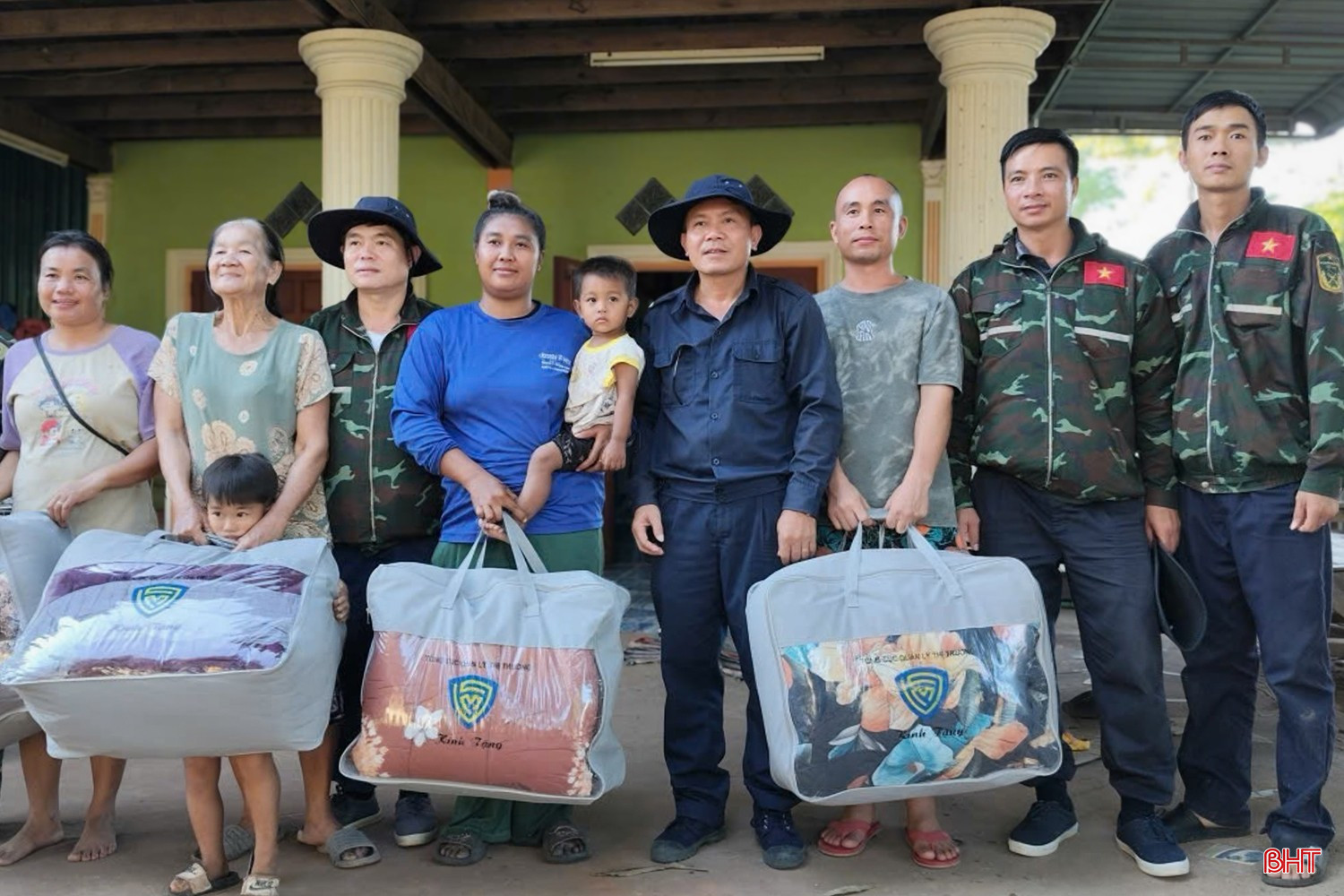 Cán bộ, chiến sĩ Đội Quy tập Hà Tĩnh trao tặng quà, nhu yếu phẩm cho người dân Lào, góp phần sẻ chia khó khăn, thắt chặt tình cảm gắn bó với Nhân dân nước bạn. bqbht_br_l6.jpg