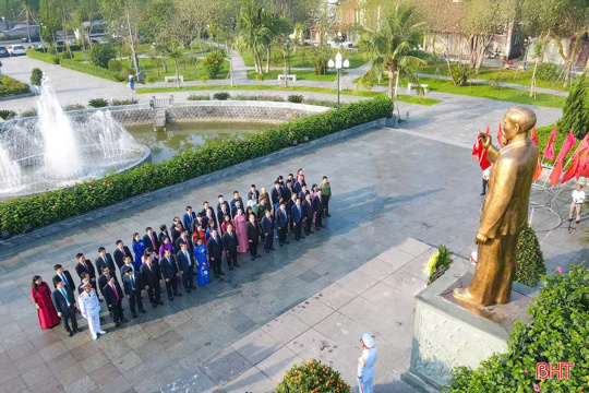 Đoàn đại biểu dự Kỳ họp thứ nhất HĐND tỉnh dâng hương tưởng niệm Chủ tịch Hồ Chí Minh