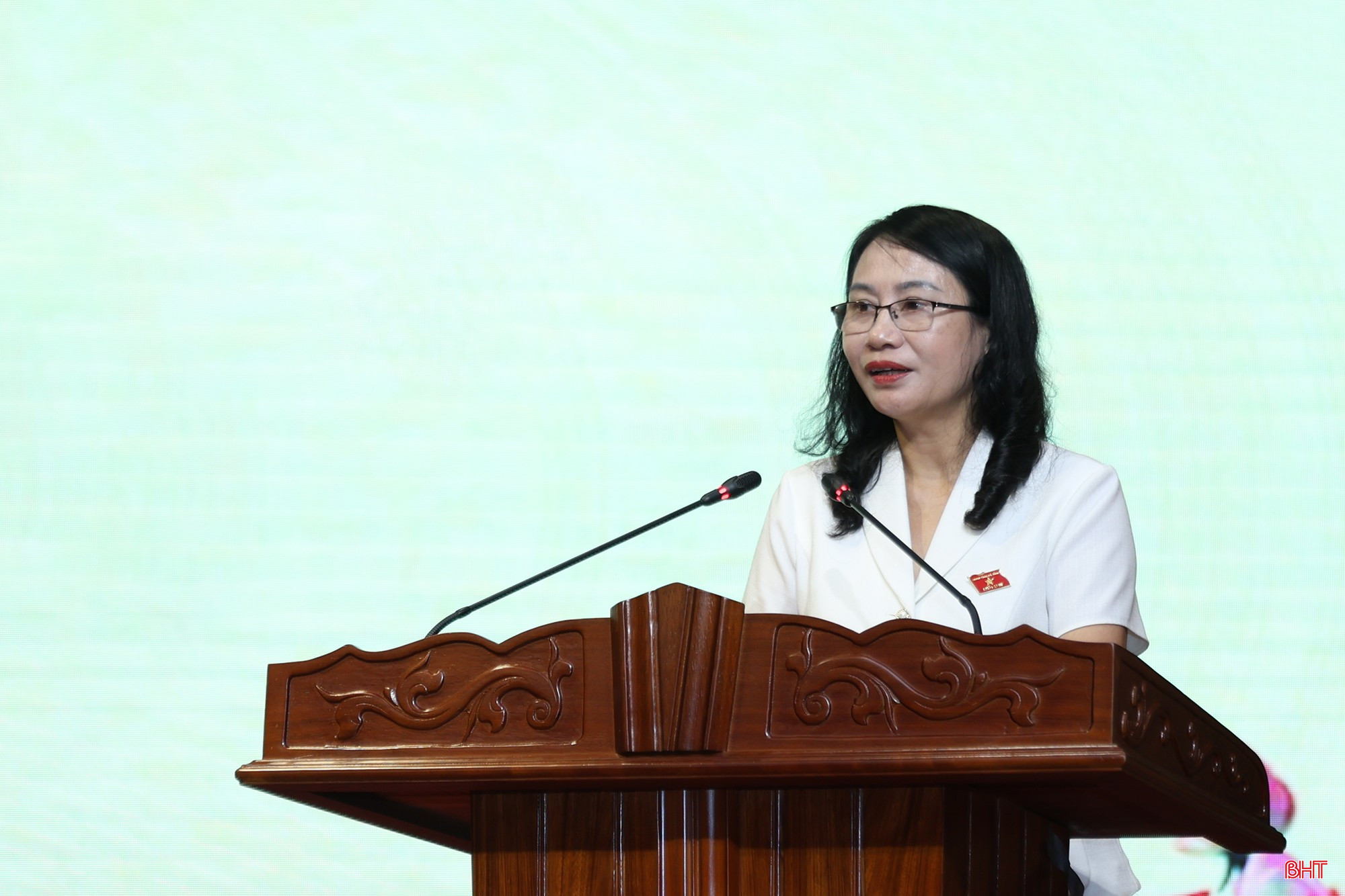 Đồng chí Nguyễn Thị Nhuần - Trưởng ban Pháp chế, HĐND tỉnh trình bày báo cáo thẩm tra. bqbht_br_a623a9752.jpg