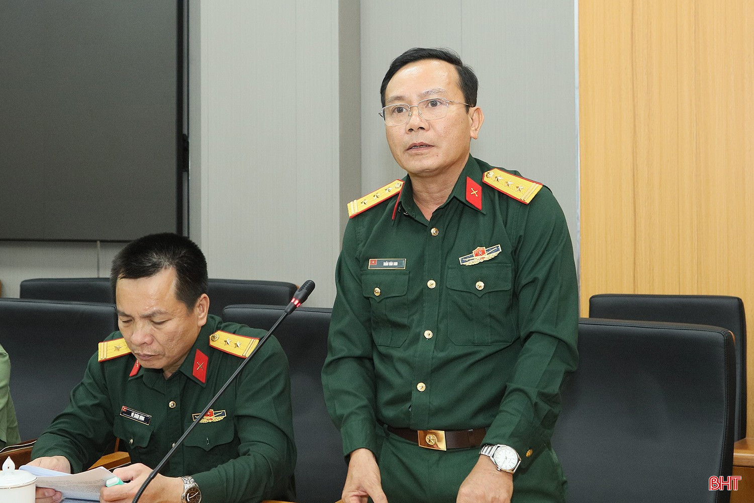 Thượng tá Trần Văn Sơn - Đội trưởng Đội quy tập, Bộ Chỉ huy quân sự tỉnh báo cáo kết quả thực hiện nhiệm vụ tìm kiếm, quy tập hài cốt liệt sĩ trong tỉnh và thực hiện nhiệm vụ mùa khô tại nước CHDCND Lào. bqbht_br_8.jpg