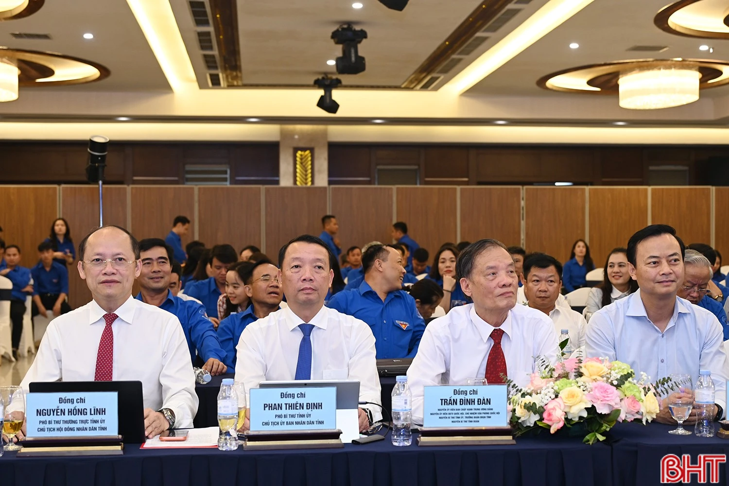 Các đồng chí: Nguyễn Hồng Lĩnh - Phó Bí thư Thường trực Tỉnh ủy, Chủ tịch HĐND tỉnh; Phan Thiên Định - Phó Bí thư Tỉnh ủy, Chủ tịch UBND tỉnh và đại biểu dự chương trình.