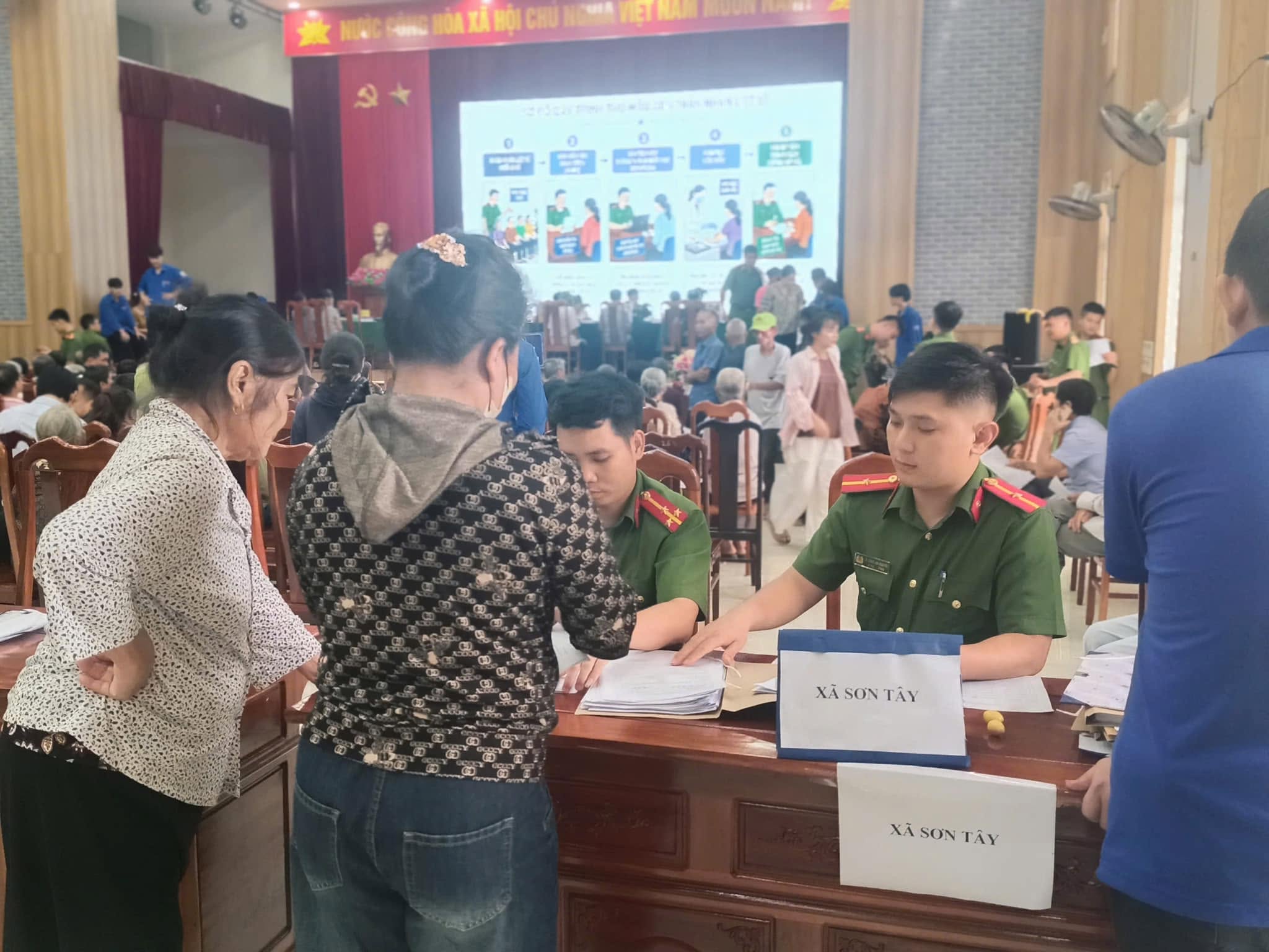 Xã Sơn Tây hỗ trợ thân nhân liệt sĩ thu nhận mẫu ADN phục vụ xác định danh tính hài cốt liệt sĩ
