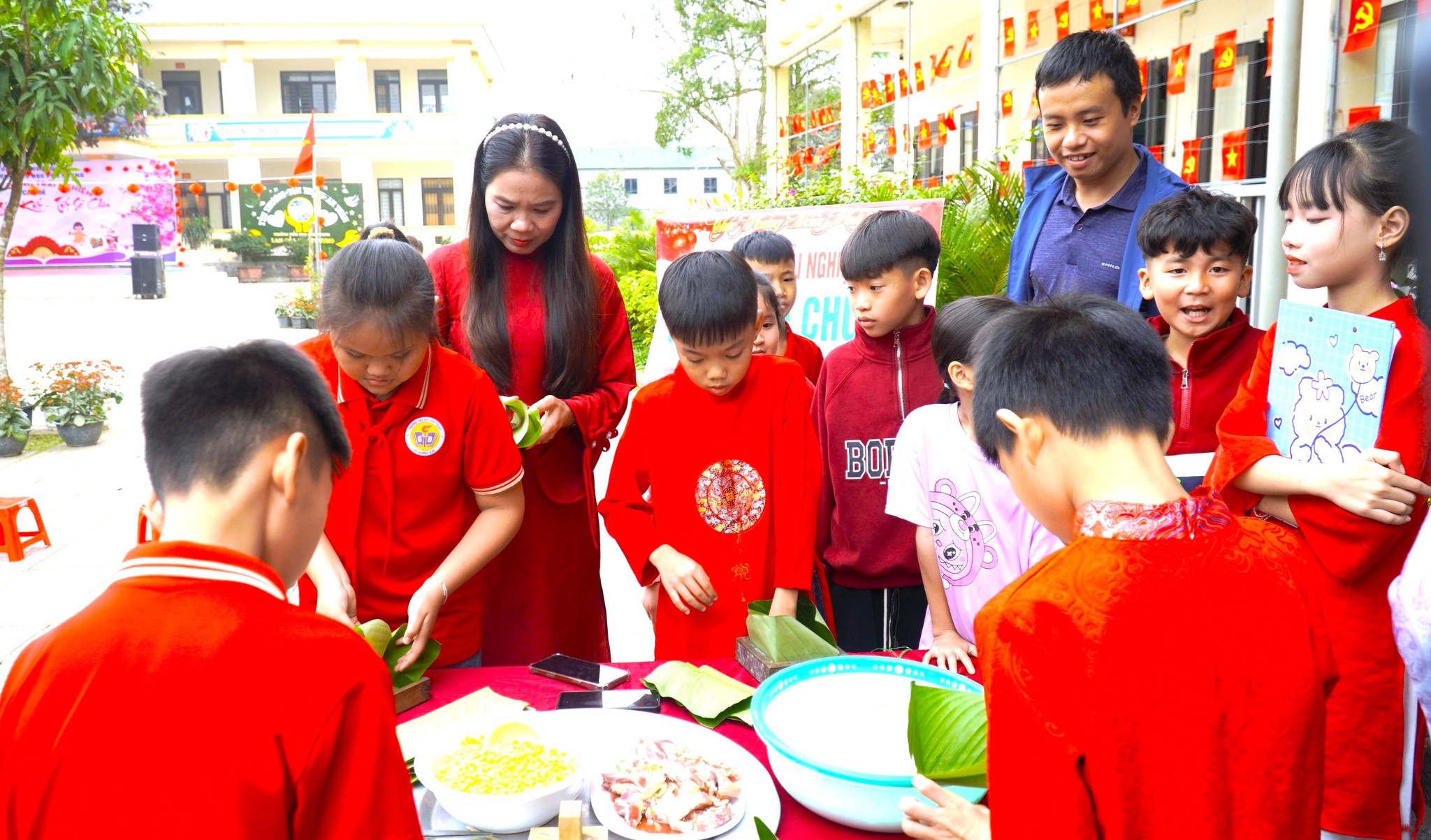 Lan tỏa yêu thương qua chương trình “Tết sẻ chia – Xuân yêu thương” tại Trường Tiểu học Phú Phong