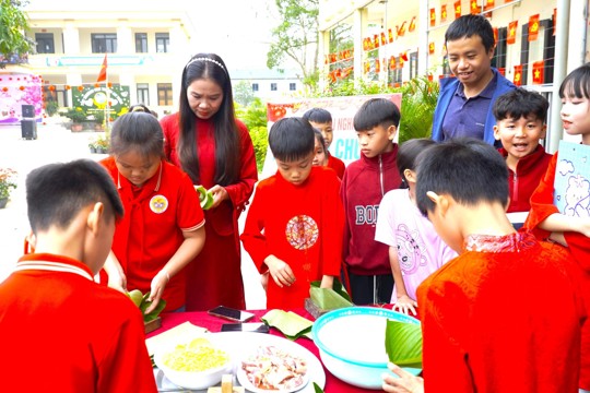 Lan tỏa yêu thương qua chương trình “Tết sẻ chia – Xuân yêu thương” tại Trường Tiểu học Phú Phong