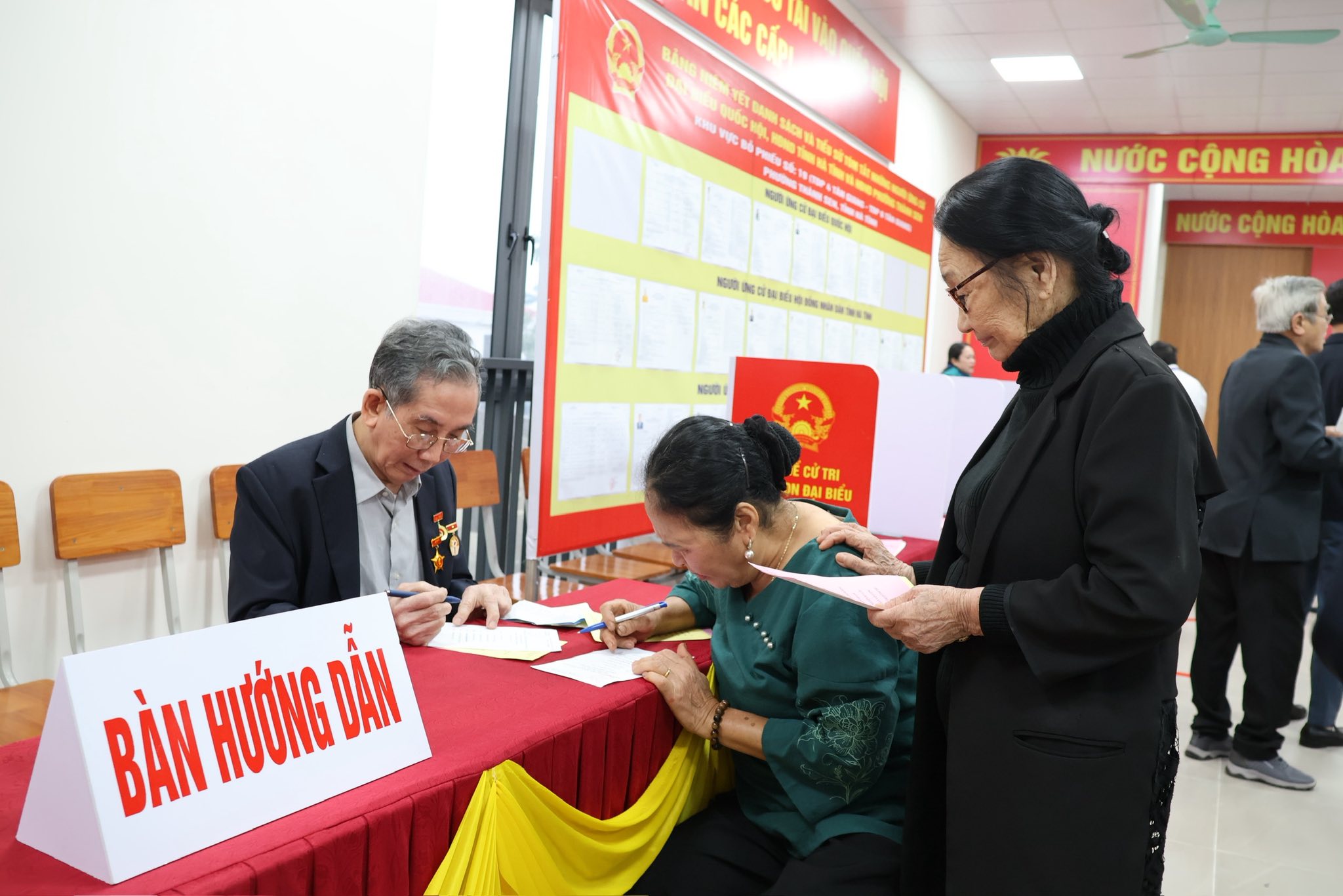 Hà Tĩnh: 1.110 khu vực bỏ phiếu khai mạc đúng quy định, cử tri tích cực tham gia bầu cử