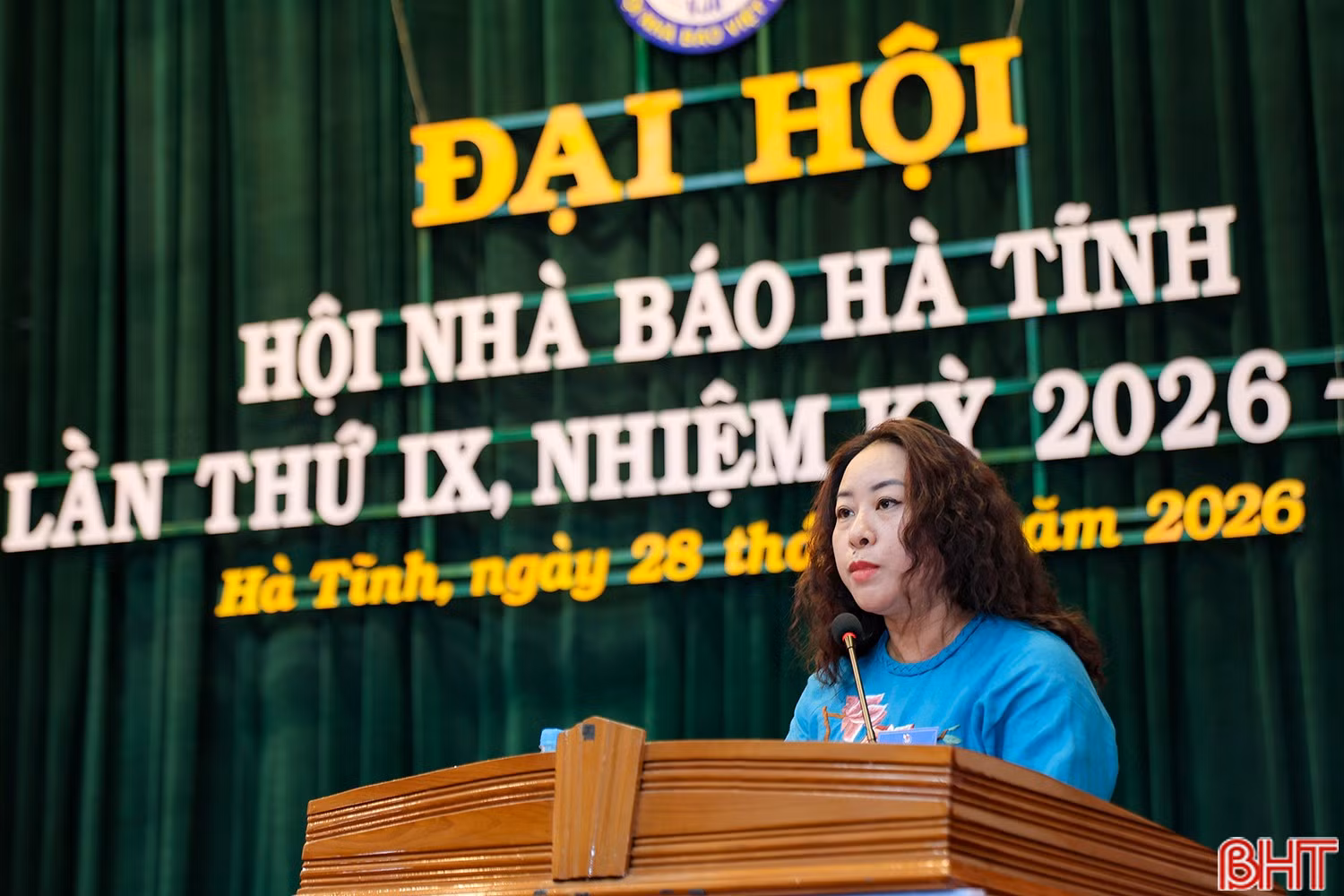 Bà Trần Quỳnh Nga (Chi hội nhà báo Tạp chí Hồng Lĩnh) chia sẻ kinh nghiệm chỉ đạo, định hướng hội viên sáng tác, quảng bá về học tập và làm theo Bác.
