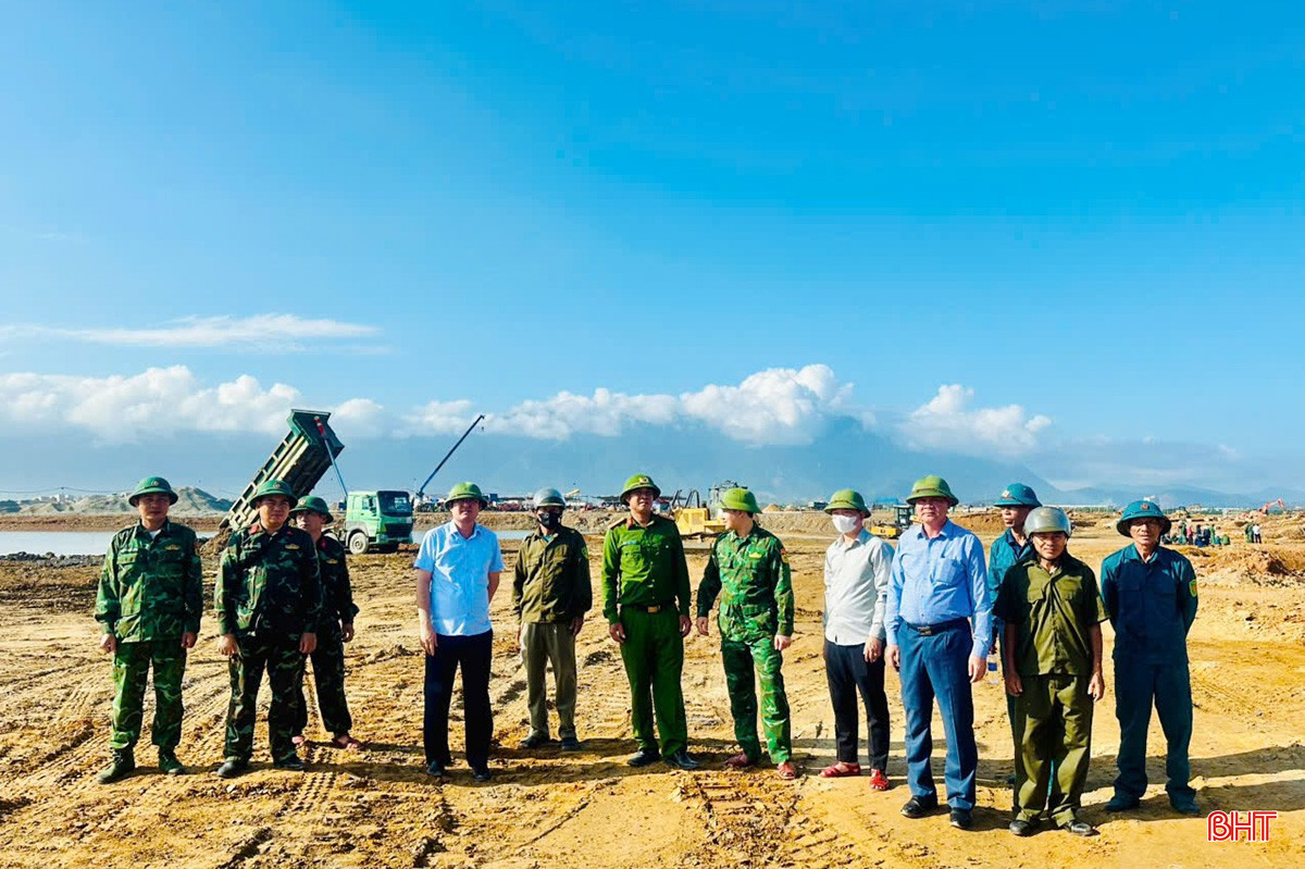Lực lượng chức năng phường Vũng Áng tham gia bảo vệ thi công. bqbht_br_c.jpg