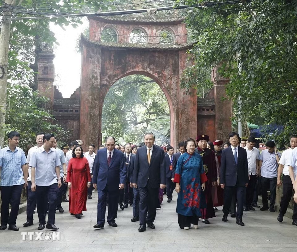 Tổng Bí thư, Chủ tịch nước Tô Lâm dâng hương tưởng niệm các vua Hùng