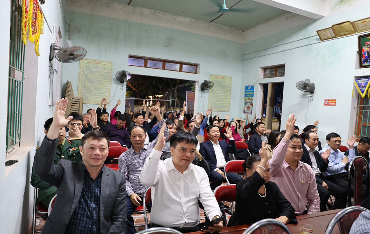 Phó Bí thư Thường trực Tỉnh ủy, Chủ tịch HĐND tỉnh Nguyễn Hồng Lĩnh dự hội nghị lấy ý kiến cử tri nơi cư trú