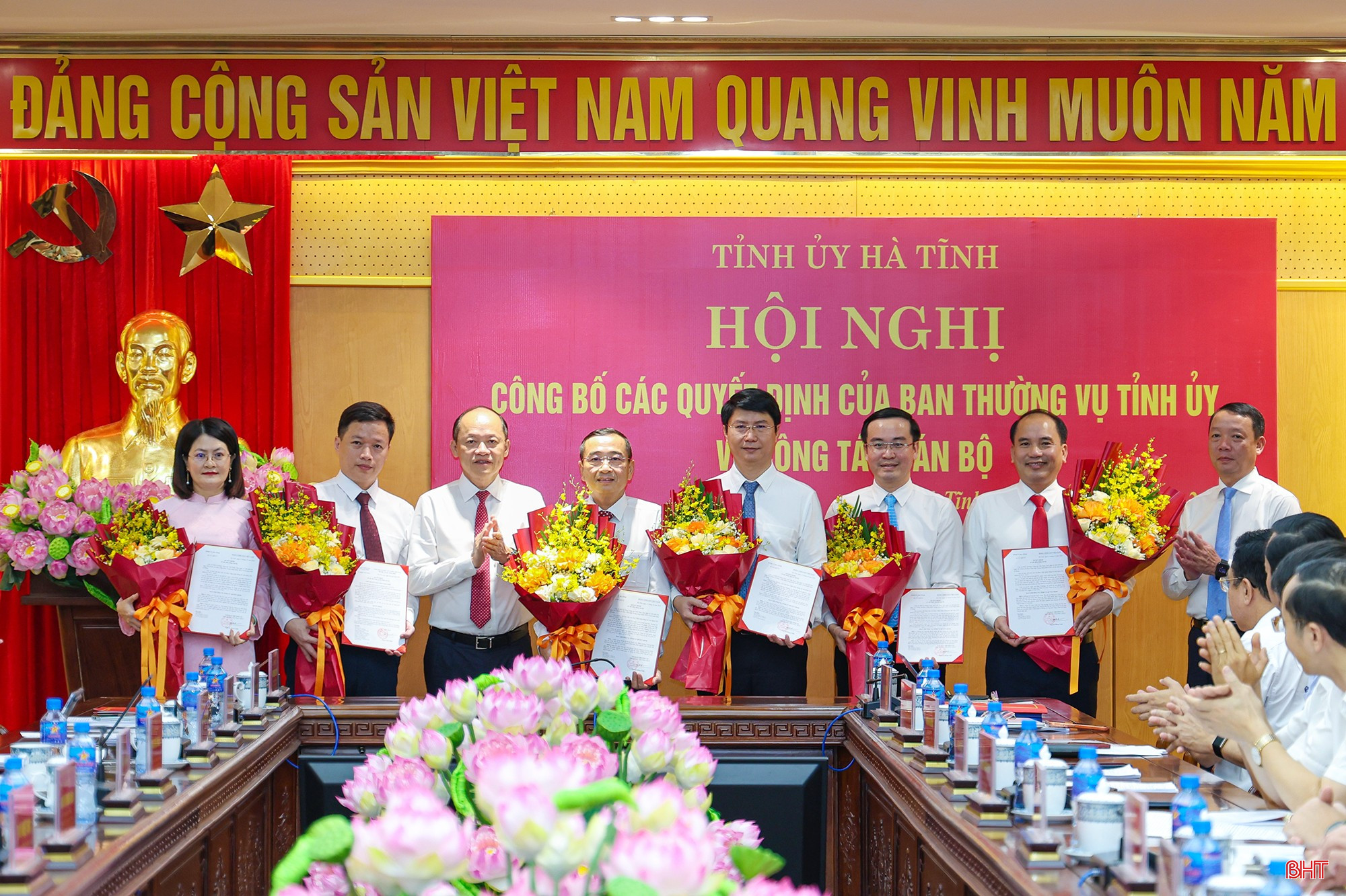 Đồng chí Nguyễn Hồng Lĩnh – Phó Bí thư Thường trực Tỉnh ủy, Chủ tịch HĐND tỉnh và đồng chí Phan Thiên Định – Phó Bí thư Tỉnh ủy, Chủ tịch UBND tỉnh trao quyết định, tặng hoa chúc mừng các đồng chí được tiếp nhận, điều động, luân chuyển, bổ nhiệm. Đồng chí Nguyễn Hồng Lĩnh – Phó Bí thư Thường trực Tỉnh ủy, Chủ tịch HĐND tỉnh và đồng chí Phan Thiên Định – Phó Bí thư Tỉnh ủy, Chủ tịch UBND tỉnh trao quyết định, tặng hoa chúc mừng các đồng chí được tiếp nhận, điều động, luân chuyển, bổ nhiệm.