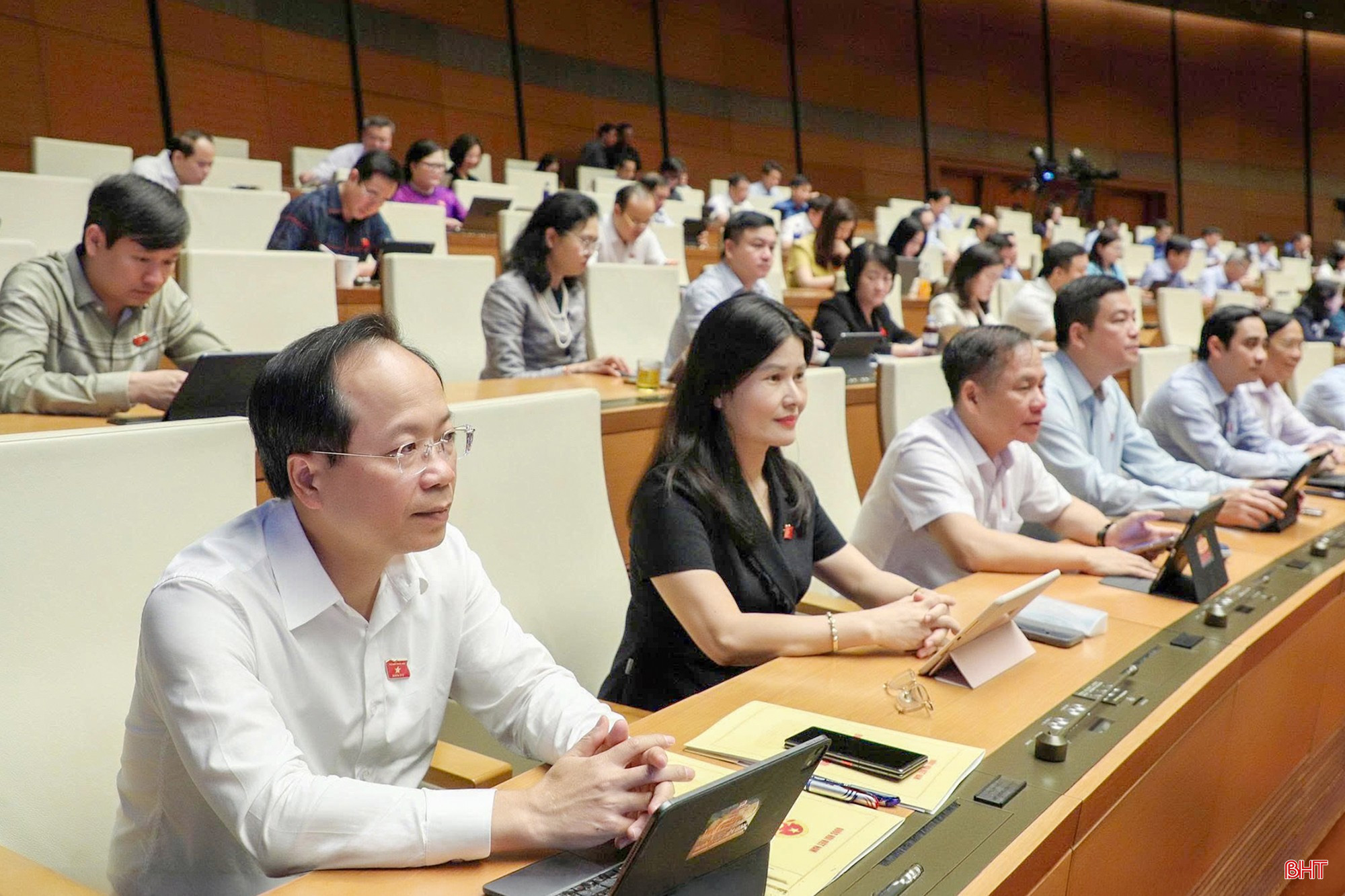 Đồng chí Nguyễn Duy Lâm - Ủy viên Trung ương Đảng, Bí thư Tỉnh ủy, Trưởng đoàn ĐBQH tỉnh Hà Tĩnh và Đoàn ĐBQH Hà Tĩnh dự phiên họp tại hội trường. bqbht_br_bi-thu-hoi-truong-sang-23-10ok.jpg
