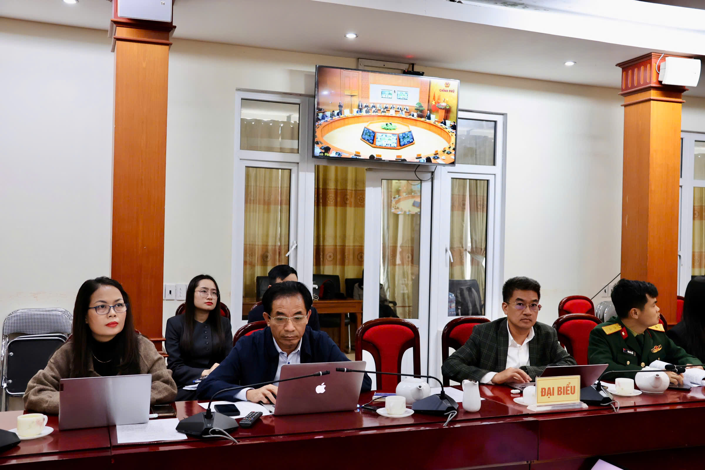 Ảnh có chứa trong nhà, người, Mặt người, trang phục

Nội dung do AI tạo ra có thể không chính xác.