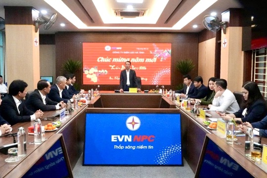 Lãnh đạo tỉnh Hà Tĩnh thăm, chúc Tết cán bộ, công nhân viên Công ty Điện lực Hà Tĩnh