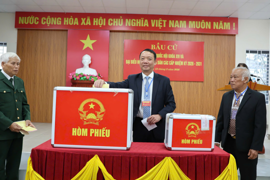 Những lá phiếu đầu tiên của cử tri phường Thành Sen