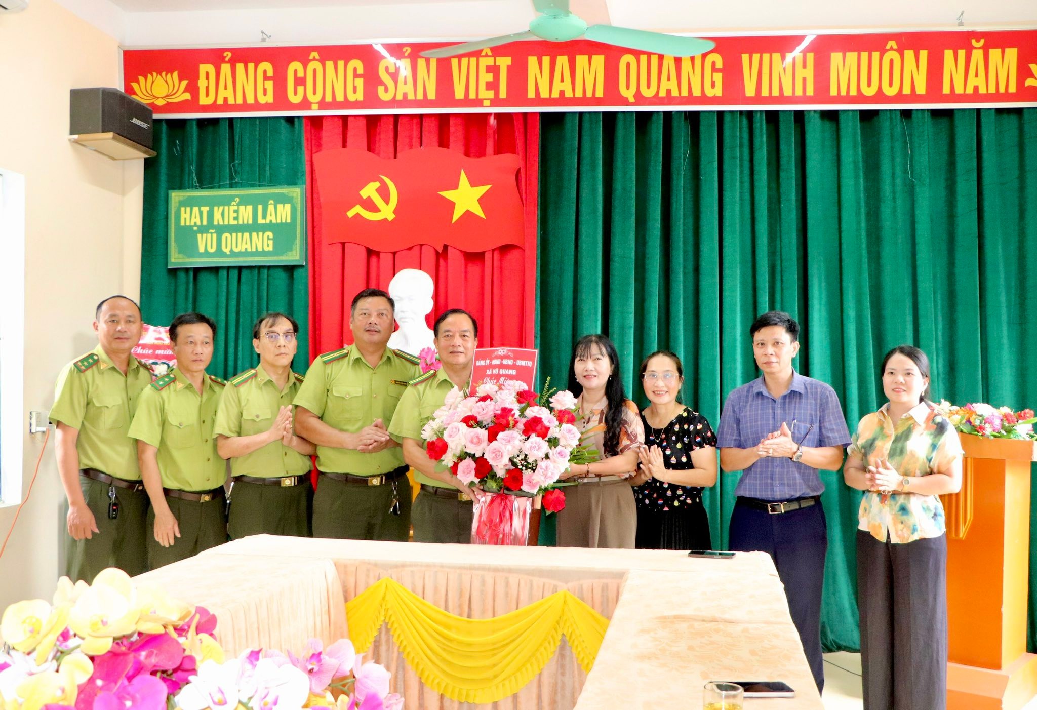 Lãnh đạo xã Vũ Quang chúc mừng Hạt Kiểm lâm nhân ngày truyền thống