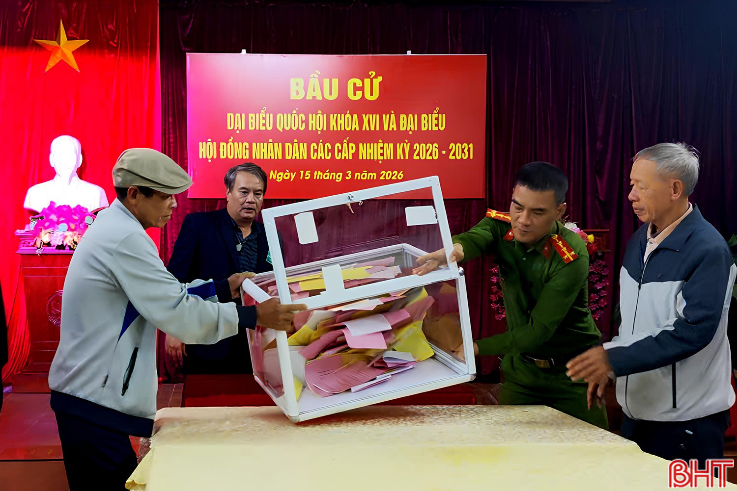 Tại 22 khu vực bỏ phiếu thuộc 4 đơn vị bầu cử trên địa bàn xã Tiên Điền, các thành viên tổ bầu cử tiến hành mở hòm phiếu để kiểm phiếu.