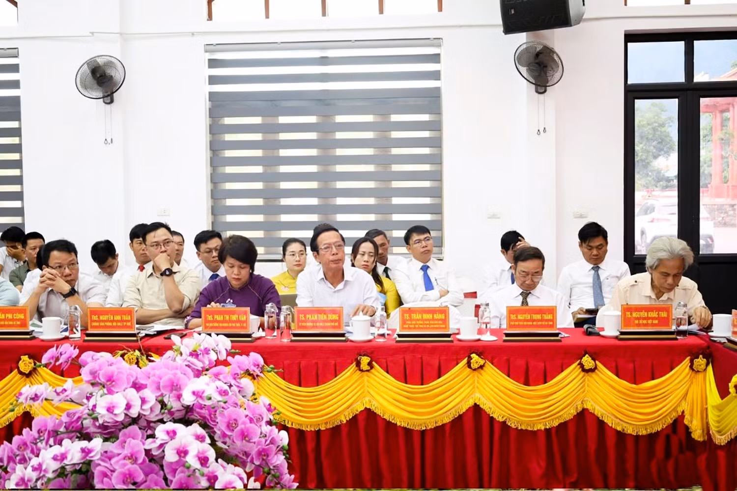 Đại biểu tham dự hội thảo.