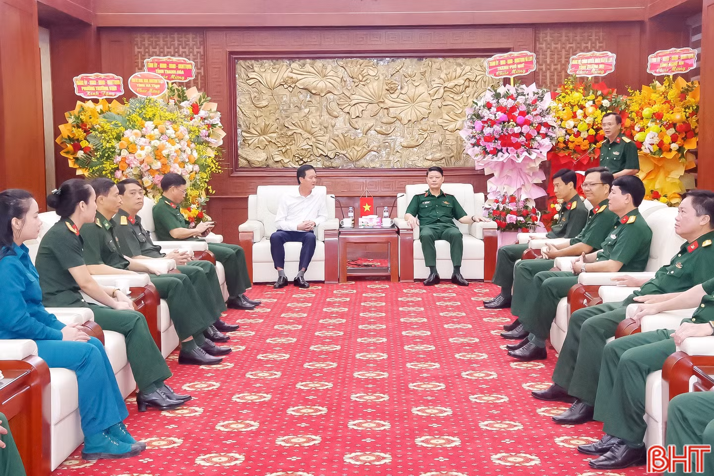 Đoàn công tác tỉnh Hà Tĩnh chúc mừng Bộ Tư lệnh Quân khu 4