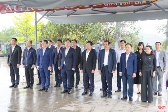 Lãnh đạo Trung ương, tỉnh Hà Tĩnh dâng hương tưởng niệm Tổng Bí thư Hà Huy Tập và các anh hùng liệt sỹ 