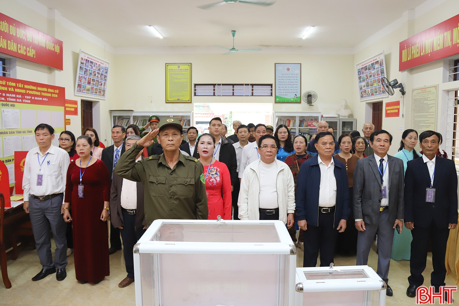 Đúng 7h sáng 15/3, các cử tri thuộc tổ dân phố 6 Nam Hà và tổ dân phố 9 Nam Hà (phường Thành Sen) đã có mặt tại khu vực bỏ phiếu số 16, tổ dân phố 9 Nam Hà để tham dự lễ khai mạc và thực hiện quyền, nghĩa vụ công dân. Chủ nhiệm UBKT Tỉnh ủy Trần Tú Anh và Bí thư Đảng ủy, Chủ tịch HĐND phường Thành Sen Trần Quang Tuấn đã có mặt từ sớm để cùng với hơn 2.130 cử tri tiến hành bỏ phiếu.