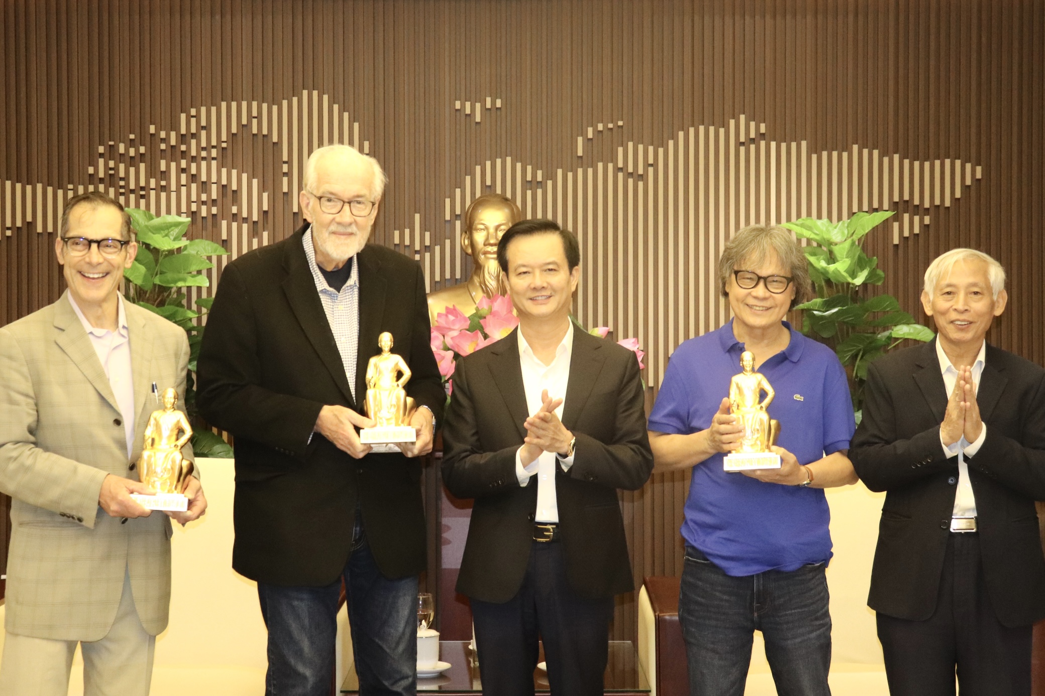Phó Chủ tịch UBND tỉnh Trần Báu Hà tiếp và làm việc với đoàn học giả Hoa Kỳ về dự án dịch Truyện Kiều