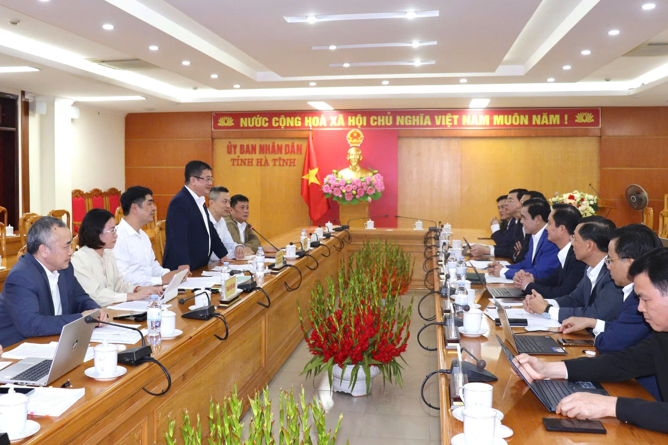 Chủ tịch UBND tỉnh Võ Trọng Hải làm việc với Tổng Công ty Đầu tư và Kinh doanh vốn Nhà nước (SCIC) về định hướng hợp tác đầu tư tuyến cao tốc Vũng Áng – Cha Lo