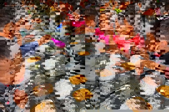 Hoàn thiện Nghị định về miễn, giảm học phí; hỗ trợ bữa trưa cho học sinh biên giới 