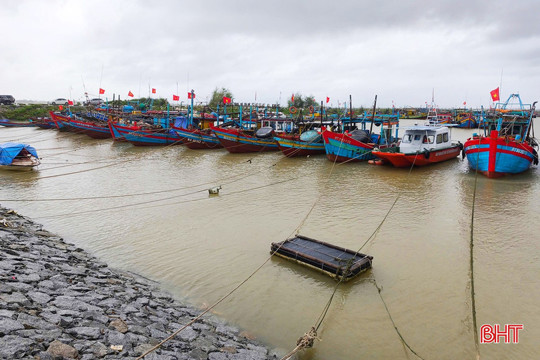 Hà Tĩnh kêu gọi tàu thuyền vào nơi tránh trú an toàn trước bão số 11 