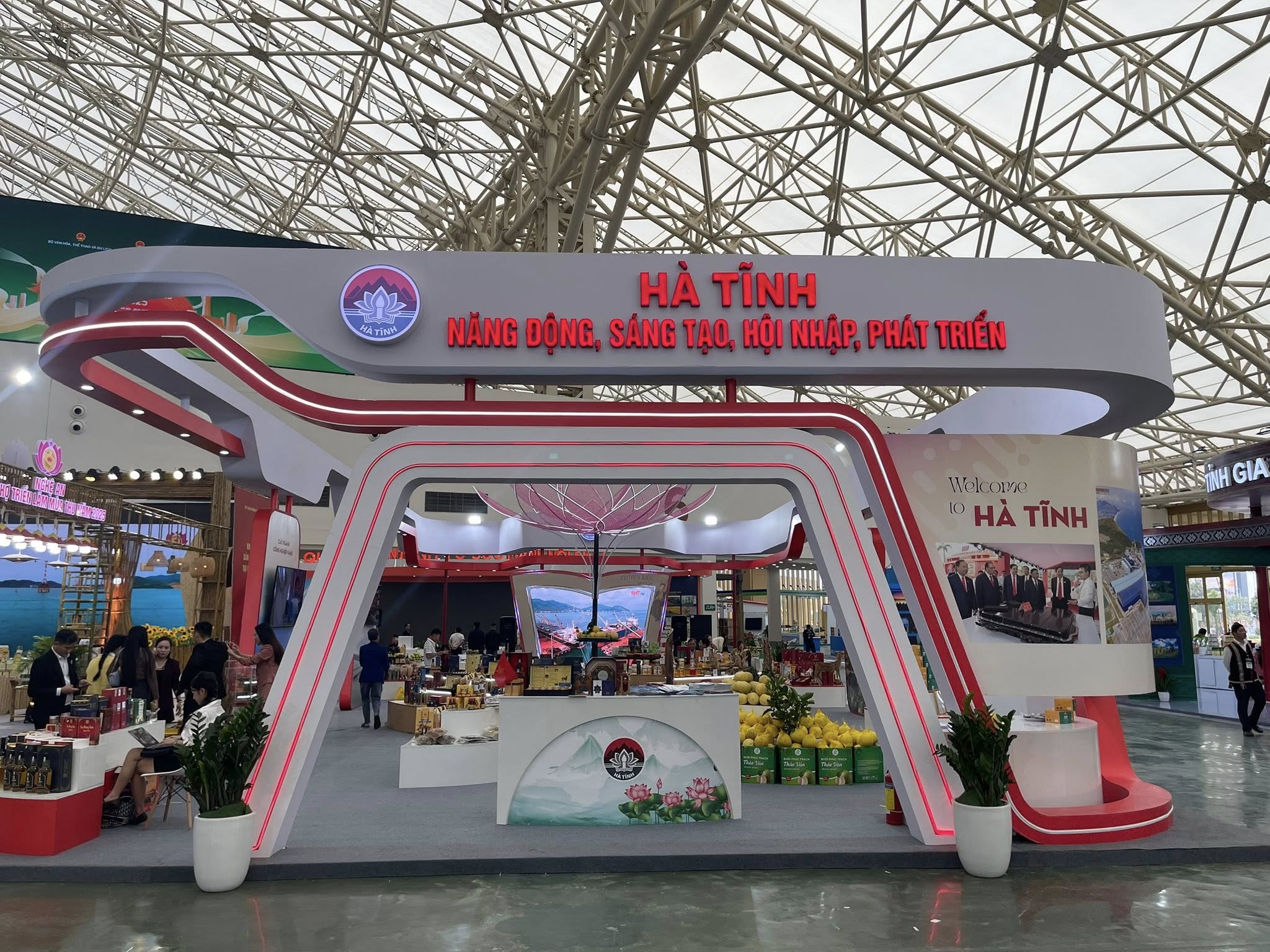Gian hàng Hà Tĩnh thu hút khách hàng tại Hội chợ Mùa Thu 2025