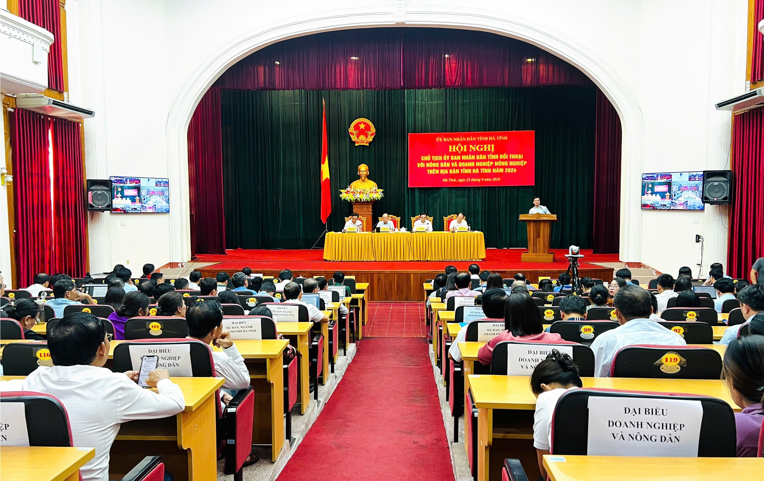 Chủ tịch Uỷ ban nhân dân tỉnh đối thoại với nông dân và doanh nghiệp nông nghiệp