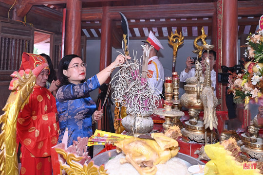 Dâng hương tưởng niệm nhân kỷ niệm 310 năm Ngày sinh Thám hoa Phan Kính