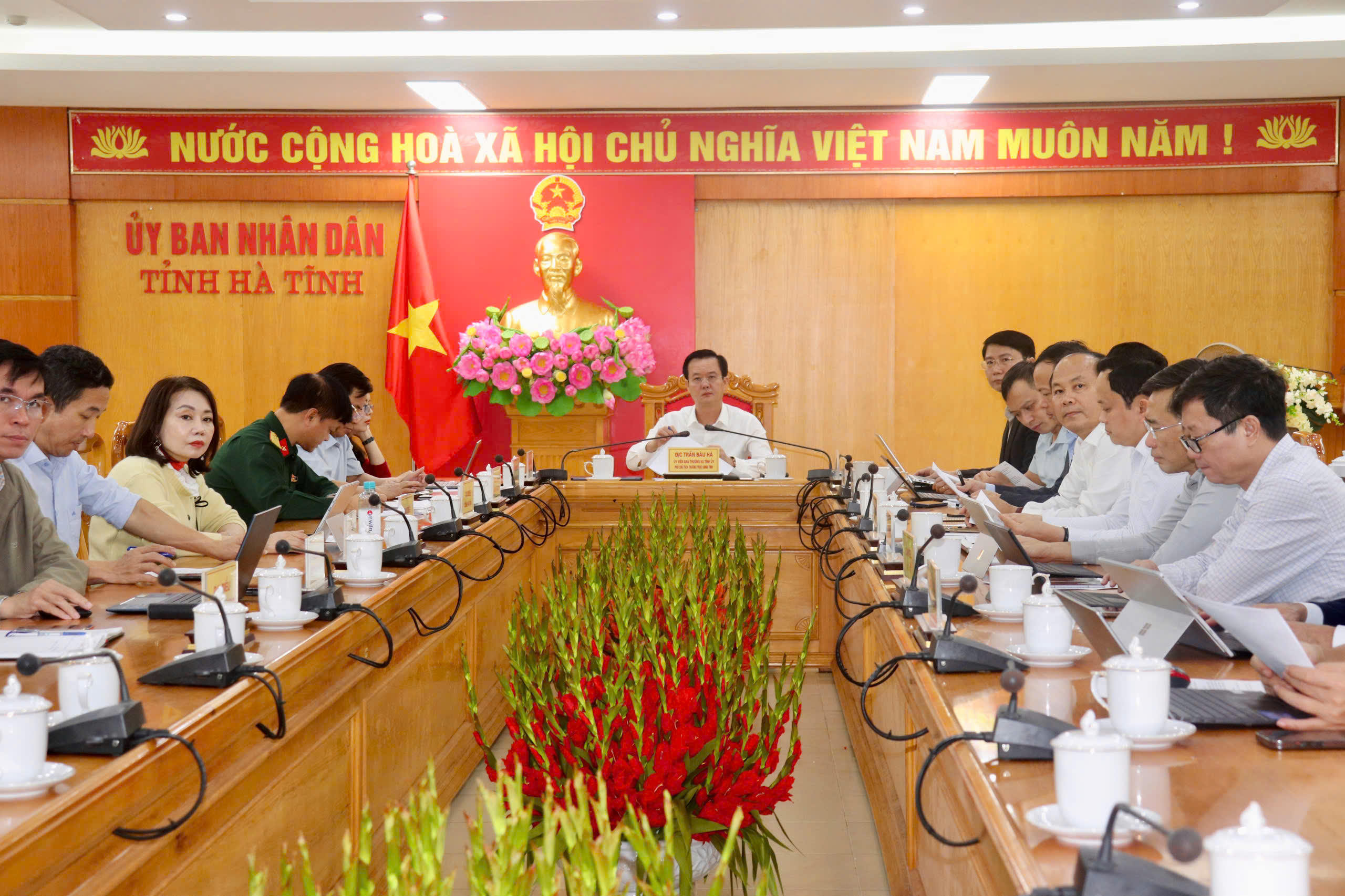 Phó chủ tịch UBND tỉnh Trần Báu Hà chủ trì phiên họp trực tuyến về khắc phục hậu quả thiên tai và khôi phục sản xuất kinh doanh tại khu vực miền Trung