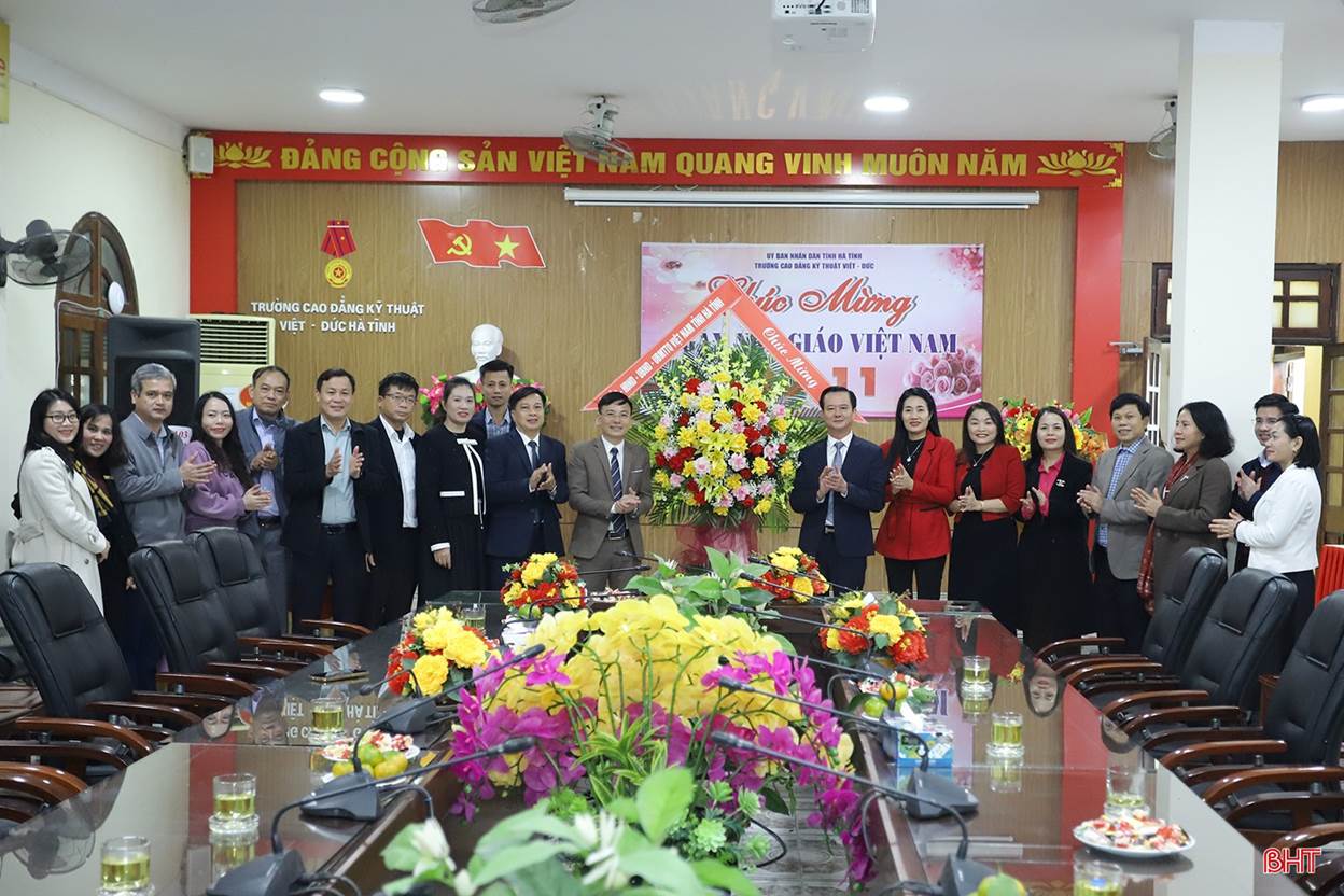 Đoàn lãnh đạo tỉnh tặng hoa chúc mừng Trường Cao đẳng Kỹ thuật Việt – Đức