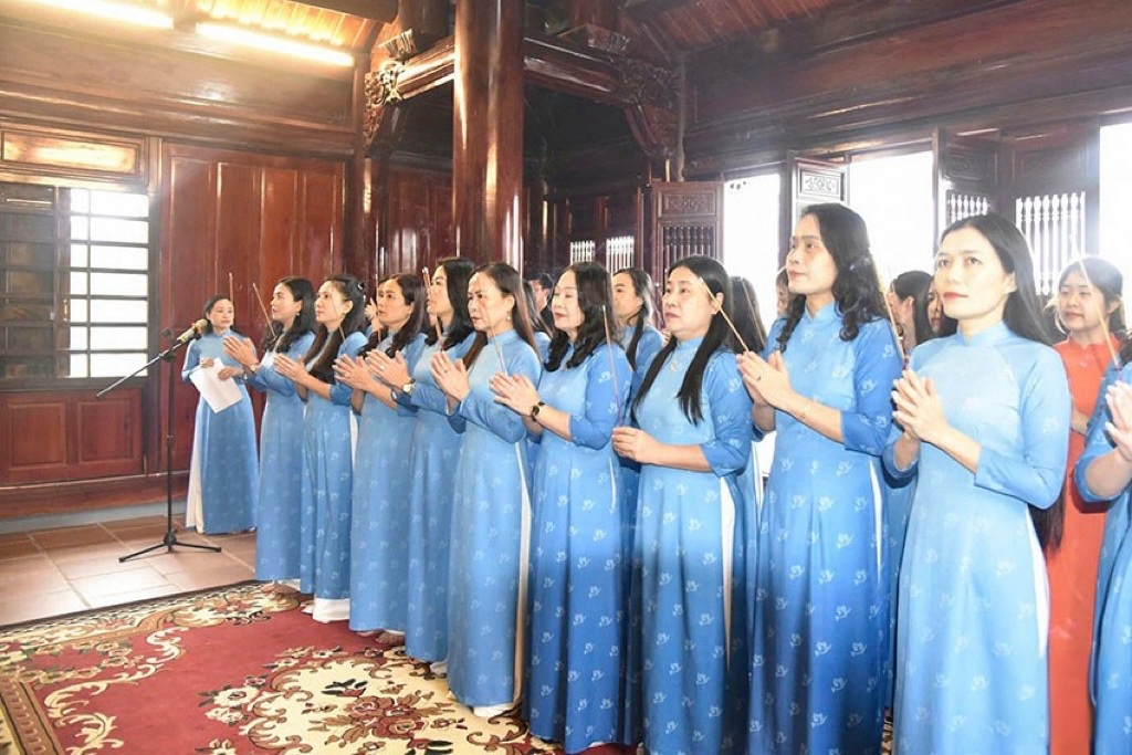 Chi bộ Cơ quan Hội Liên hiệp Phụ nữ Hà Tĩnh tổ chức Lễ báo công dâng Bác và biểu dương, khen thưởng các tập thể, cá nhân tiêu biểu