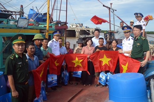 Vẻ đẹp Bộ đội Cụ Hồ làm rạng ngời trang sách giáo khoa Ngữ văn phổ thông