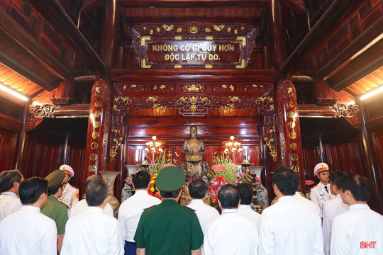  Lãnh đạo tỉnh dâng hương Chủ tịch Hồ Chí Minh nhân kỷ niệm 80 năm Cách mạng tháng Tám và Quốc khánh