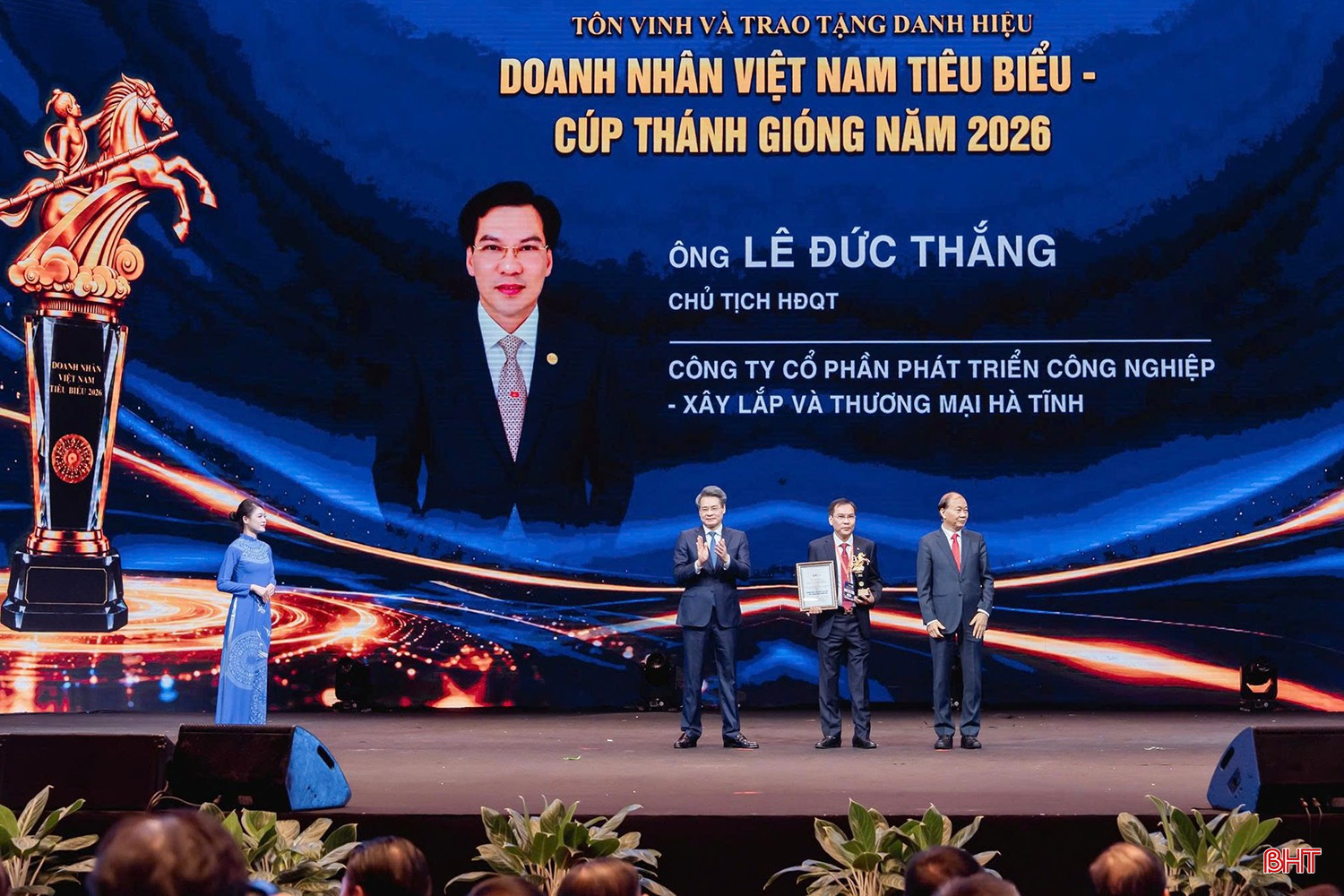 Ban Tổ chức trao biểu tượng tôn vinh "Doanh nhân Việt Nam tiêu biểu - Cúp Thánh Gióng" năm 2026 cho doanh nhân Lê Đức Thắng. bqbht_br_40-1.jpg