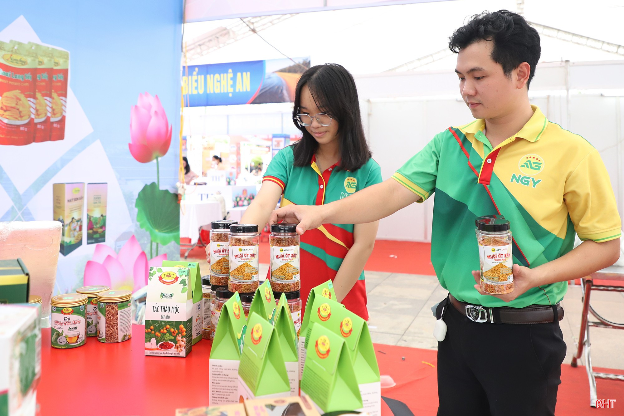 Hơn 300 gian hàng đã "lên kệ" hội chợ sản phẩm công nghiệp nông thôn miền Trung - Tây Nguyên