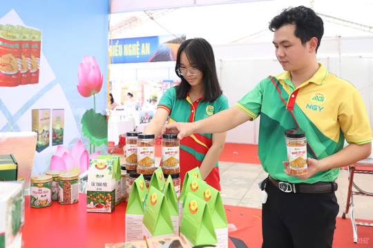 Hơn 300 gian hàng đã "lên kệ" hội chợ sản phẩm công nghiệp nông thôn miền Trung - Tây Nguyên