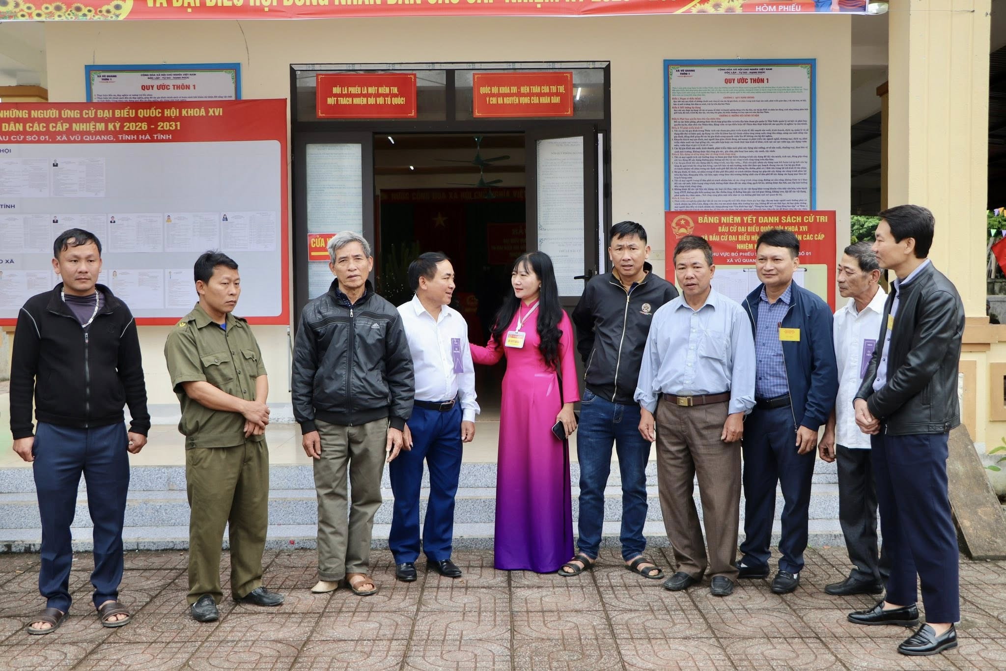 Lãnh đạo xã Vũ Quang kiểm tra công tác bầu cử tại các khu vực bỏ phiếu