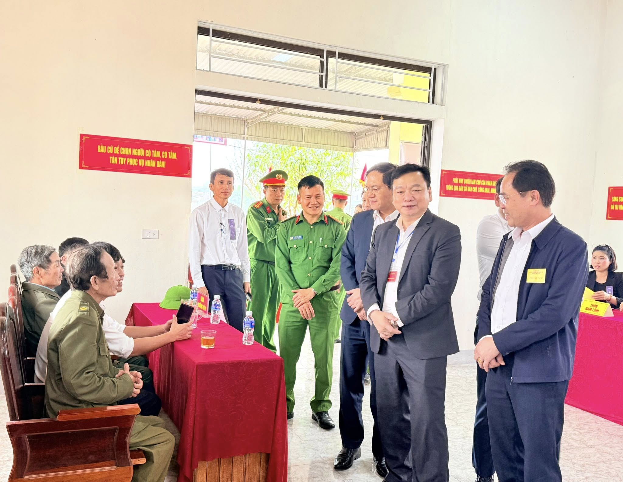 Phó Chủ tịch UBND tỉnh Hồ Huy Thành kiểm tra công tác bầu cử tại các xã Cẩm Bình và Thạch Xuân
