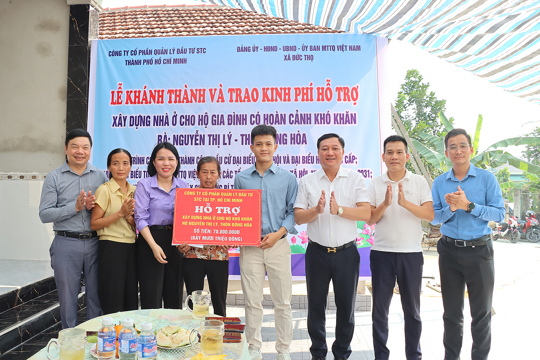 Hỗ trợ xây dựng, bàn giao 2 nhà tình nghĩa tại Đức Thọ