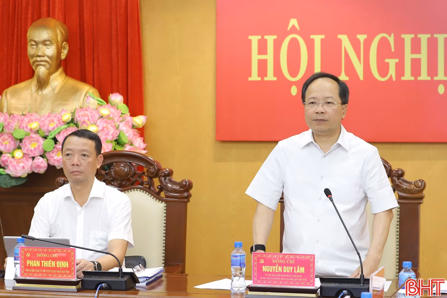 Đồng chí Nguyễn Duy Lâm - Ủy viên BCH Trung ương Đảng, Bí thư Tỉnh ủy, Trưởng đoàn ĐBQH tỉnh và đồng chí Phan Thiên Định – Phó Bí thư Tỉnh ủy, Chủ tịch UBND tỉnh chủ trì hội nghị.