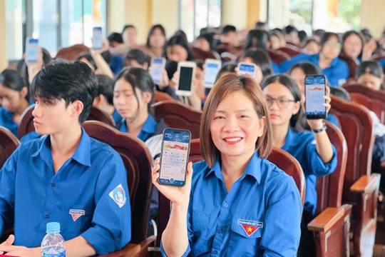 Thanh niên Hà Tĩnh đồng loạt ra quân hỗ trợ người dân cài đặt, sử dụng ứng dụng i-Hà Tĩnh