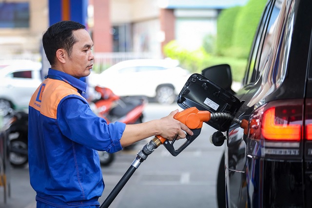 Giá xăng giảm gần 4.000 đồng một lít
