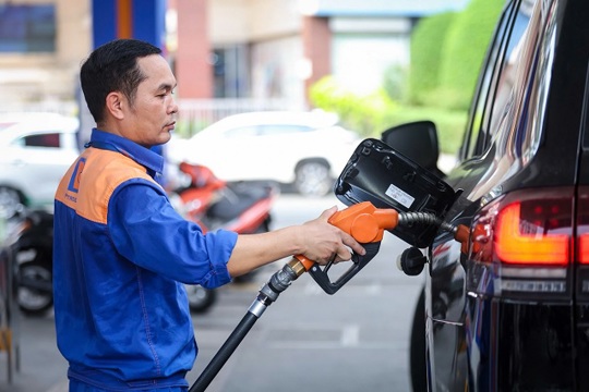 Giá xăng giảm gần 4.000 đồng một lít